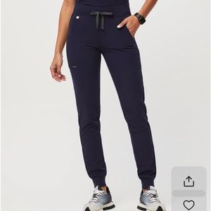 Women’s navy Zamora scrub pants! Size small tall